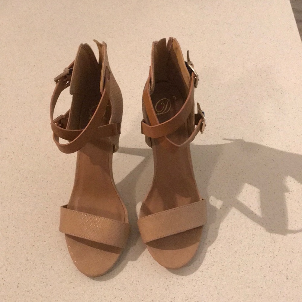 Size 8.5 Brand New Tan heels